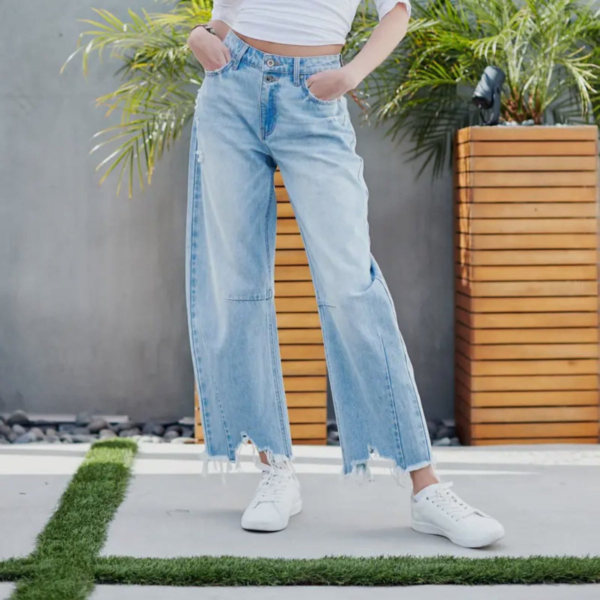 HI RISE DISTRESSED BARREL DENIM