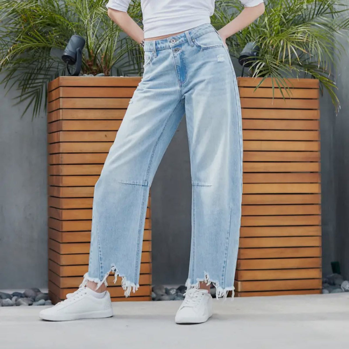 HI RISE DISTRESSED BARREL DENIM