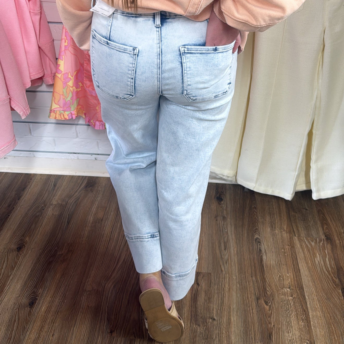LIGHT WASH RISE CROPPED WIDE LEG JEANS