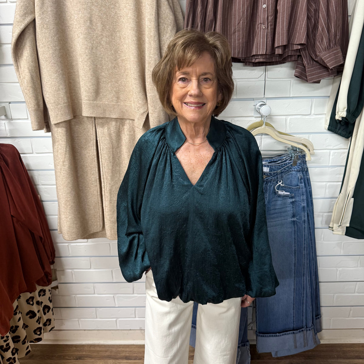 GREEN CRINKLE BUBBLE HEM SLEEVE VNECK