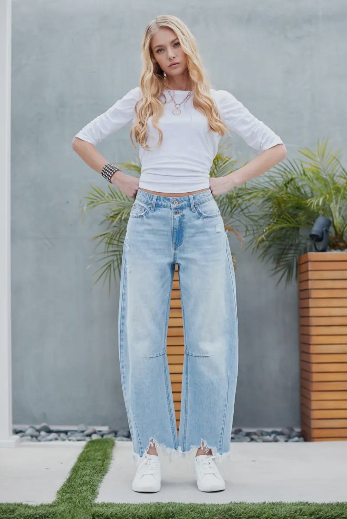 HI RISE DISTRESSED BARREL DENIM
