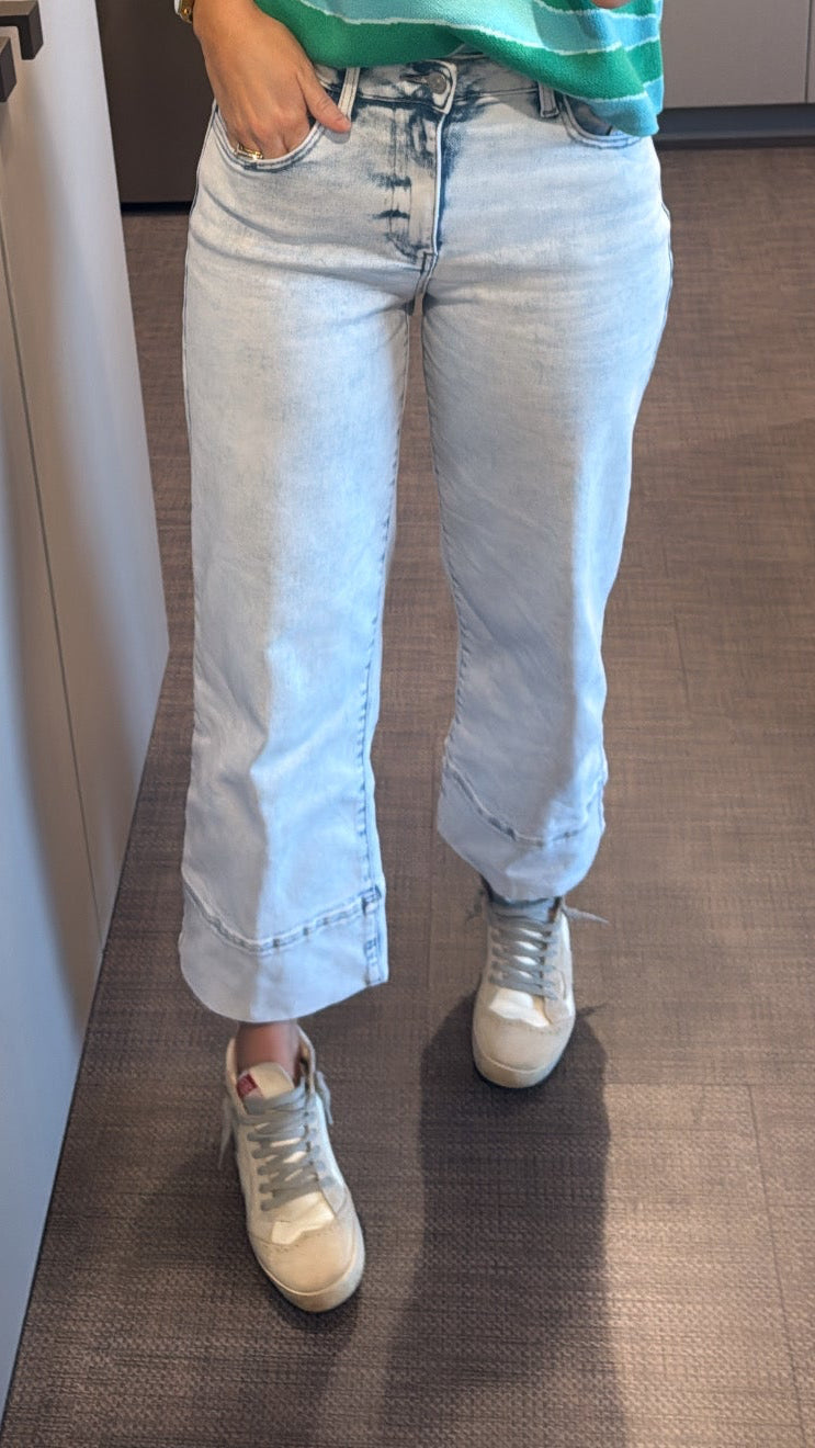 LIGHT WASH RISE CROPPED WIDE LEG JEANS