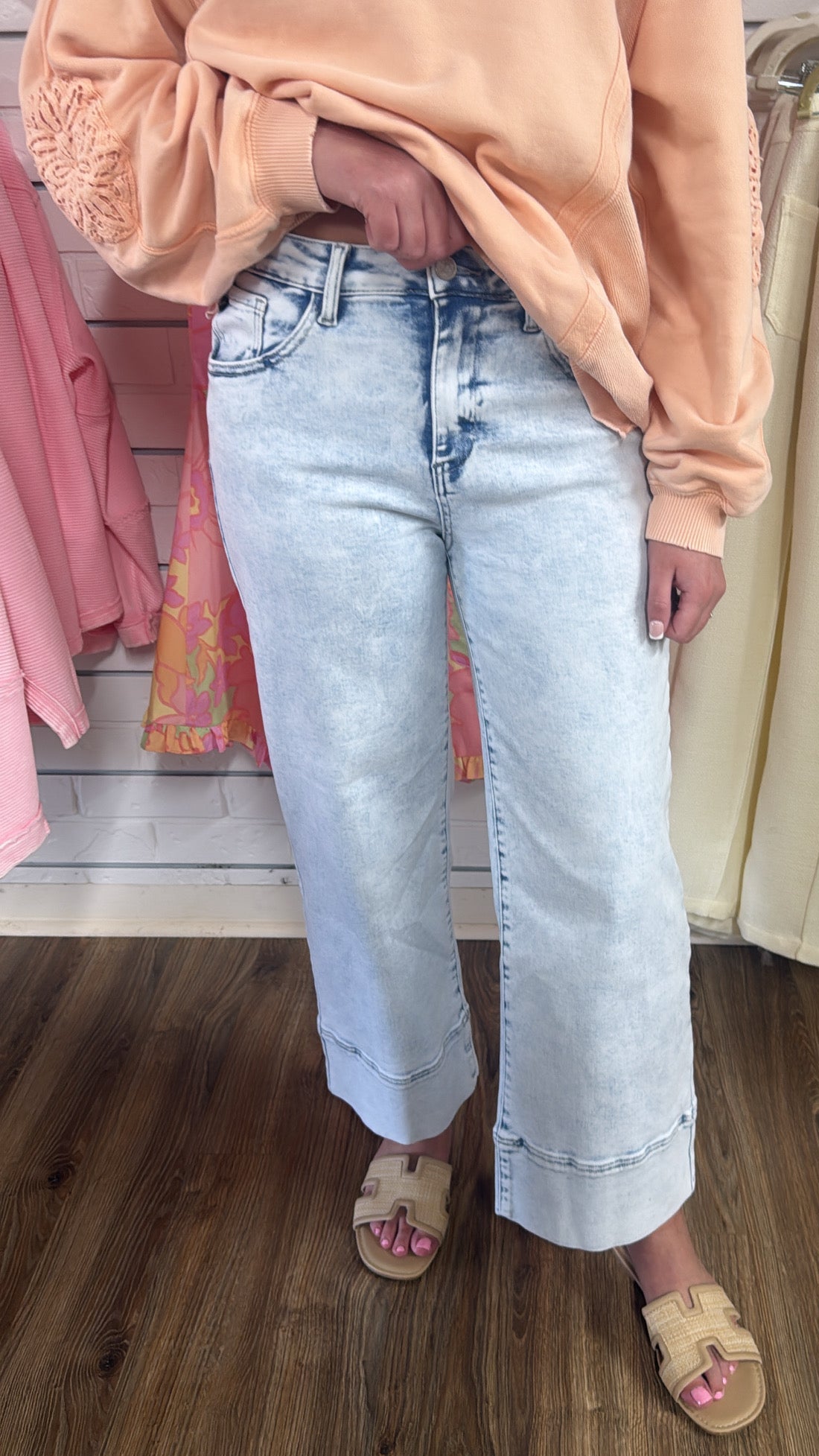 LIGHT WASH RISE CROPPED WIDE LEG JEANS