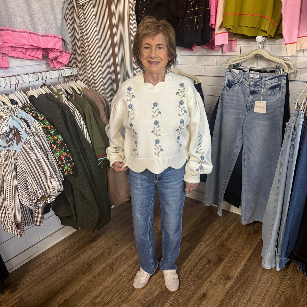 FLORAL EMBROIDEREED SCALLOP SWEATER