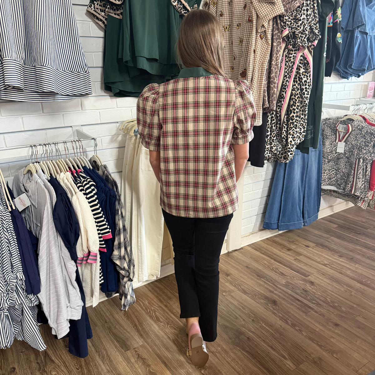 TAUPE PLAID CUFF SHORT SLV VNECK
