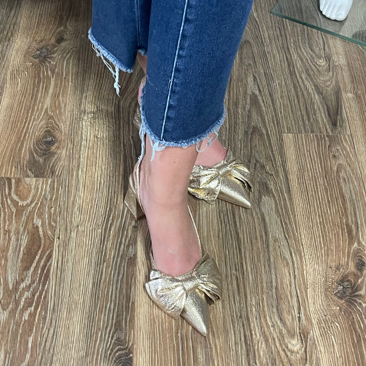 GOLD BOW BLOCK HEEL