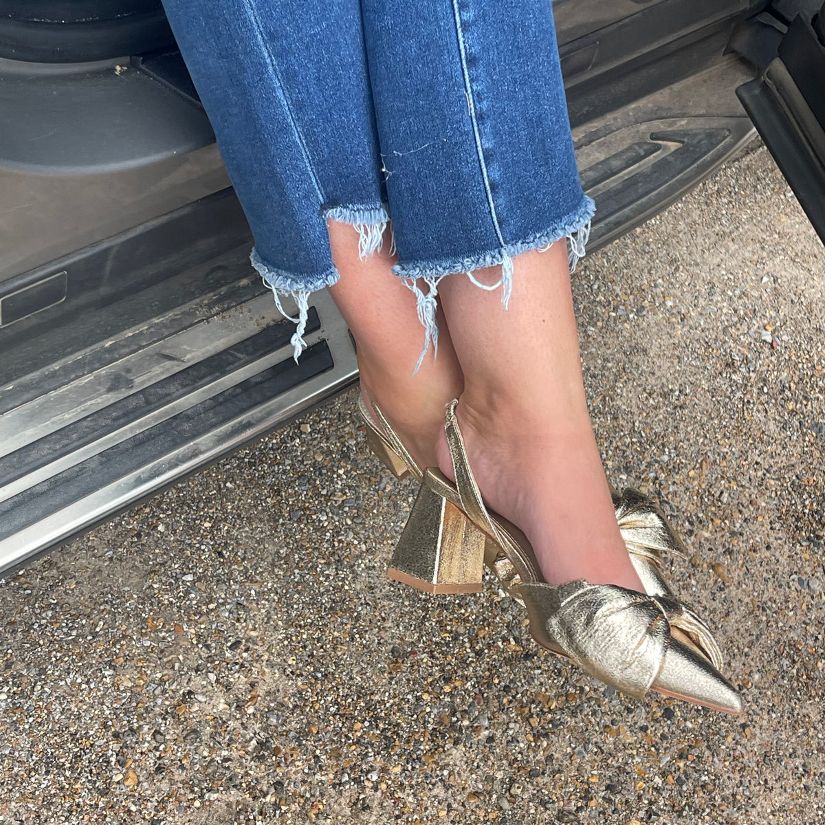 GOLD BOW BLOCK HEEL