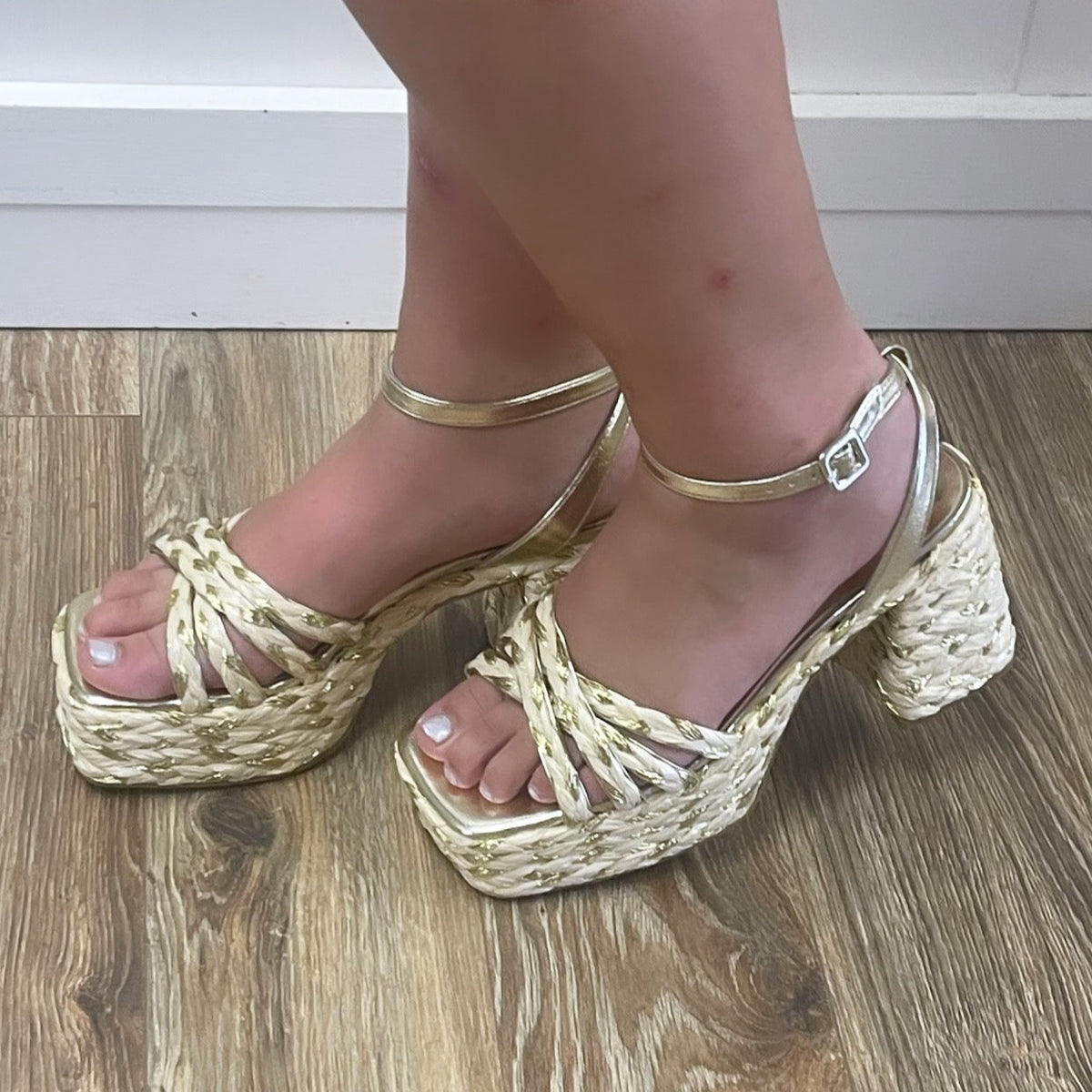 GOLD MATALLIC RAFFIA PLATFORM HEEL