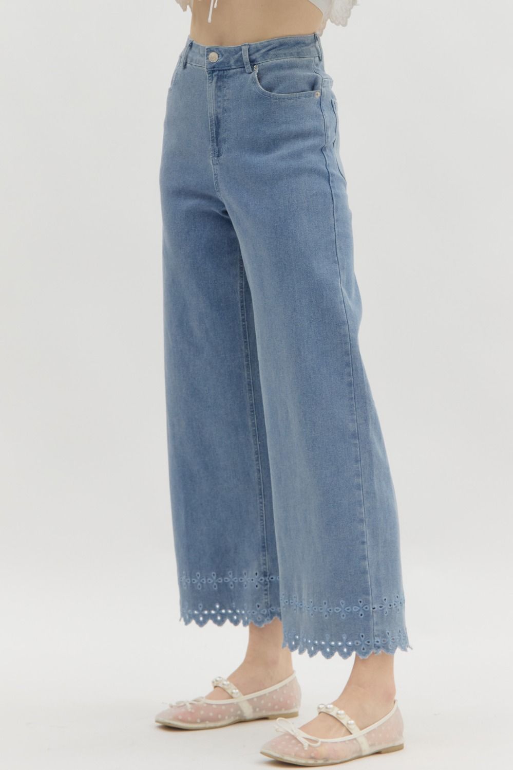 FLORAL EMBROIDERED HEM DENIM